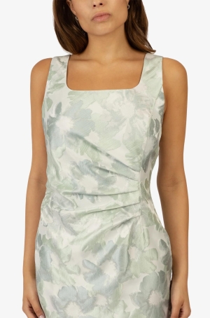 Apart női ruha, ujjatlan, derékban húzott, hátul sliccelt