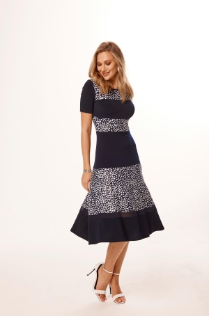 Tia női ruha, rövidujjú, bő aljú, alján muszlincsík