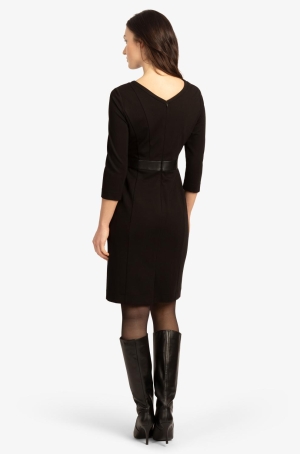 Apart női ruha egyenes szabású,3/4-es ujjú, hátúl cipzáros