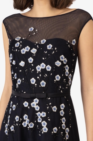 Apart női ruha hosszú, tüll, ujjatlan, felsőrésze hímzett