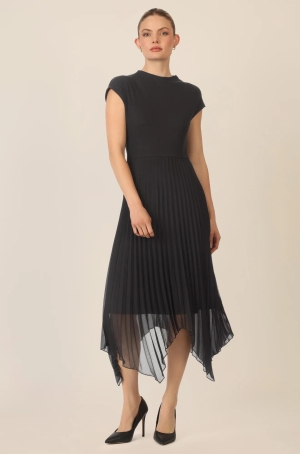 Apart női ruha, ujjatlan, asszimetrikus, plisszé alj