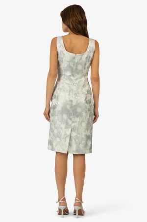 Apart női ruha, ujjatlan, derékban húzott, hátul sliccelt